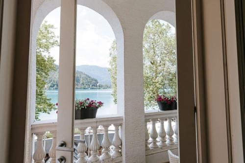 One-Bedroom Apartment with Lake View image 6