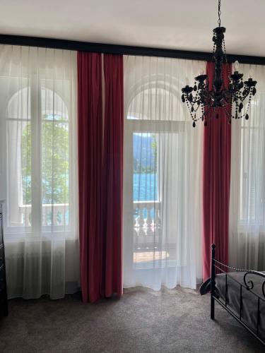 One-Bedroom Apartment with Lake View image 3