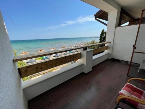 Whait Coast Apartments 8 m from the sea 105m2 the first line in Kavarna
