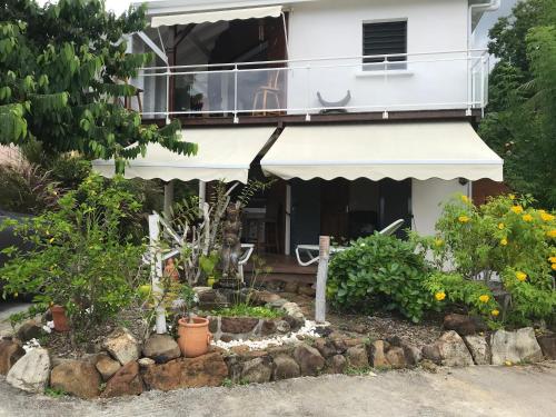 RDC Villa La Mahaudière vue mer à 300m de la plage de Grande Anse à pied (RDC Villa La Mahaudiere vue mer a 300m de la plage de Grande Anse a pied) in Deshaies