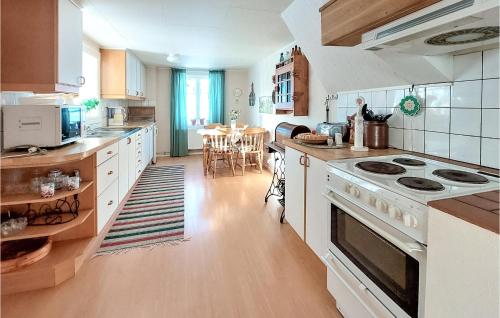 Konyha, 2 Bedroom Nice Home In Lönsboda (2 Bedroom Nice Home In Lonsboda) in Ubbaboda