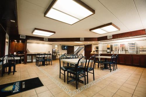 ห้องอาหาร, เดย์ อินน์ บาย วินด์แฮม ไมนอต (Days Inn by Wyndham Minot) in ไมนอต์ (ND)
