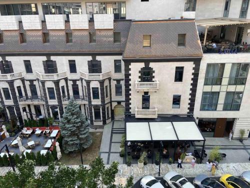 Newly Renovated, Modern and Bright Condo in Center