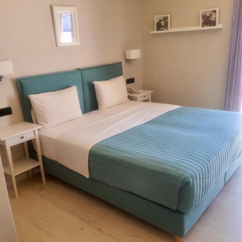 2 twin beds, 1 sofa bed