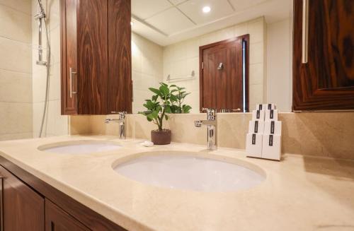 Elite LUX Holiday Homes - Breathtaking Burj Khalifa Views 2 BHK in Downtown Dubai - image 7