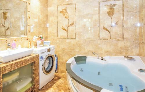 Ванна кімната, Holiday Home Pisz 22 With Hot Tub in Каліжкі