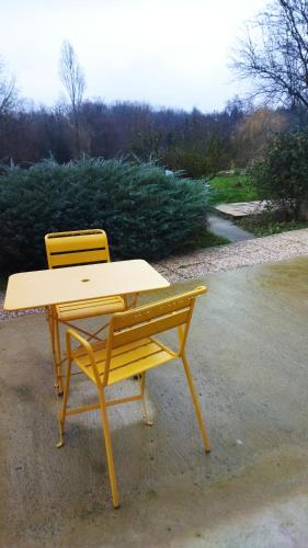 Chambre avec entrée indépendante dans un écrin de verdure Chambre avec entrée indépendante dans un écrin de verdure