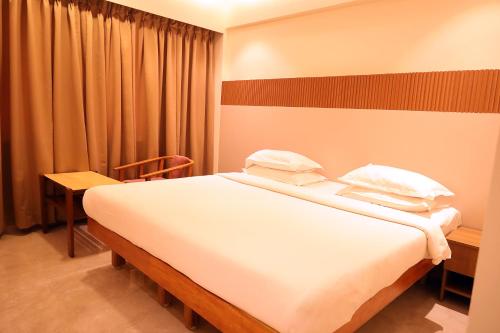 Standard Double Room image 10