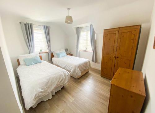 Moore Bay Holiday Homes No 18A by Trident Holiday Homes in Кілки