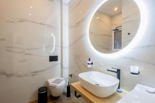 Modern 2-Bedroom Gem close to Metro - image 9