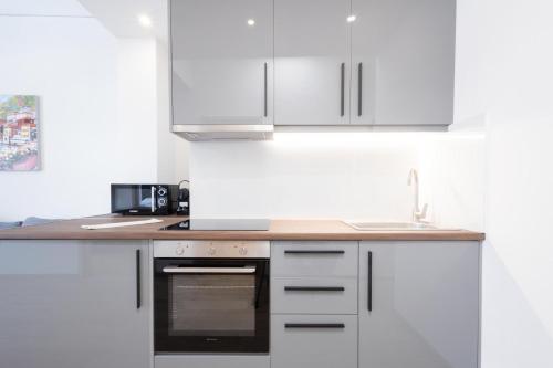 Modern 2-Bedroom Gem close to Metro - image 3