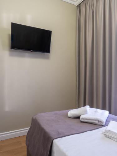 Twin Room image 4