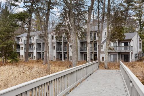 ♚ Gorgeous Sunset Views ♚ @ The Shores Lake View ☀ Condo in Acme (MI)
