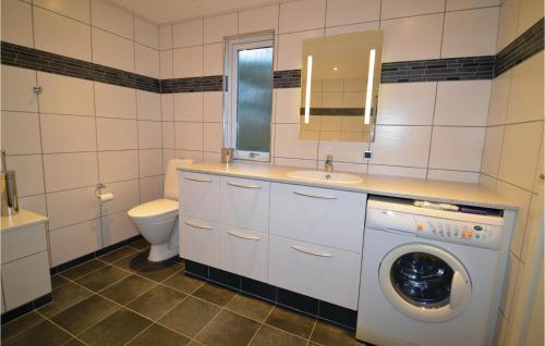 cuina, Holiday Home Vaeggerlose 28 With Hot Tub in Idestrup