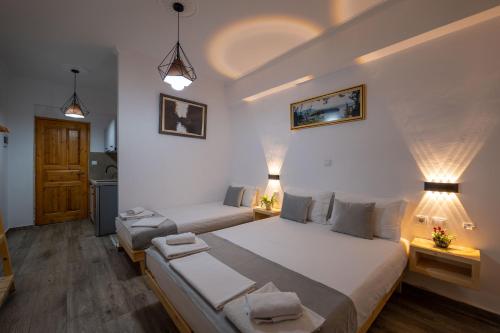 1 double bed, 1 twin bed
