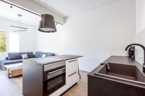 Spacious 3-Bedroom Dual Apartment in City Centre - image 4