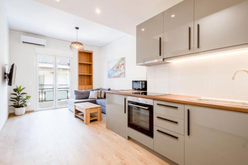 Spacious 3-Bedroom Dual Apartment in City Centre - image 12