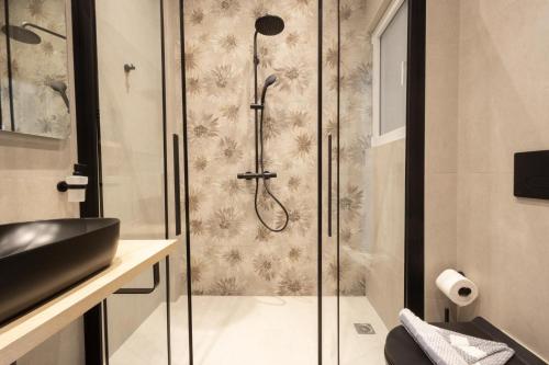 Spacious 3-Bedroom Dual Apartment in City Centre - image 2