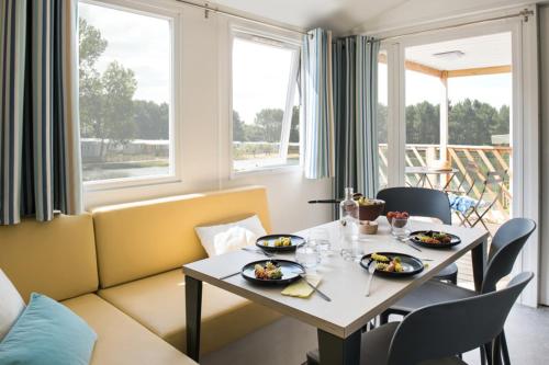 camping les pêcheurs (camping les pecheurs) in Pont-de-Poitte
