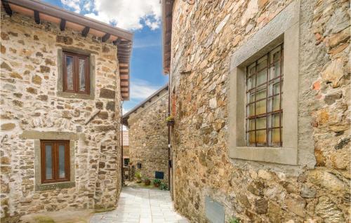 Зовнішній вигляд готелю, Awesome Home In Frazione Antognano in Мiнучанно