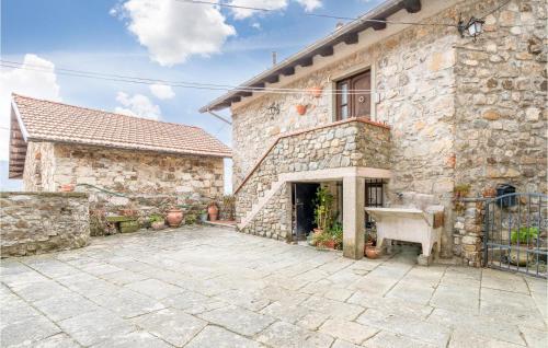 Зовнішній вигляд готелю, Awesome Home In Frazione Antognano in Мiнучанно