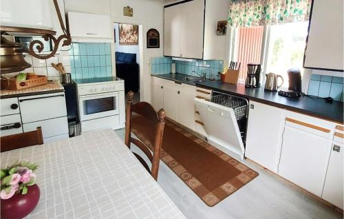 virtuve, Lovely Home In Ånimskog With Wifi (Lovely Home In Animskog With Wifi) in Animskog