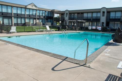 Lamplighter Inn & Suites Pittsburg