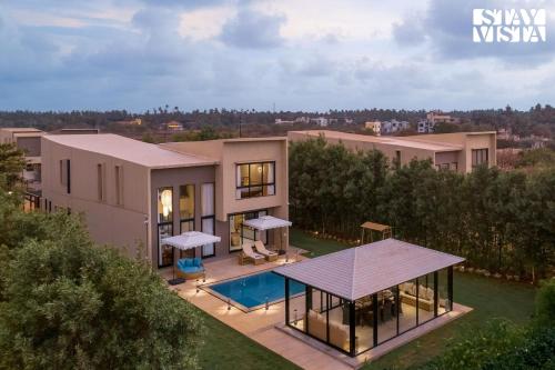 Sunlit Splendour by StayVista near Nagaon beach boasting an Outdoor pool and Modern chic interiors, Alibag (zdjęcie 3)