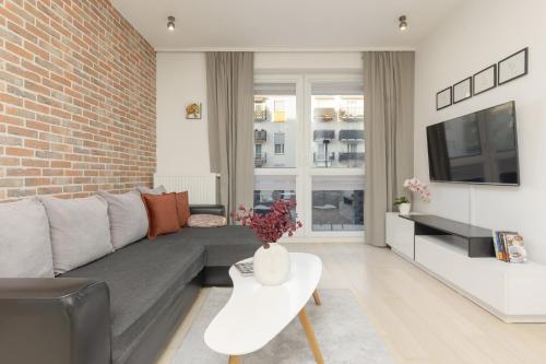 Subtle Colors Apartment in Warsaw with Furnished Balcony by Noclegi Renters, Varsavia