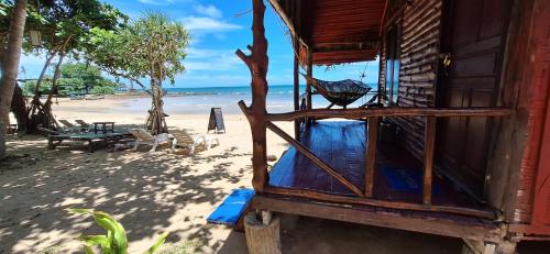 Bungalow - Beach Front image 3