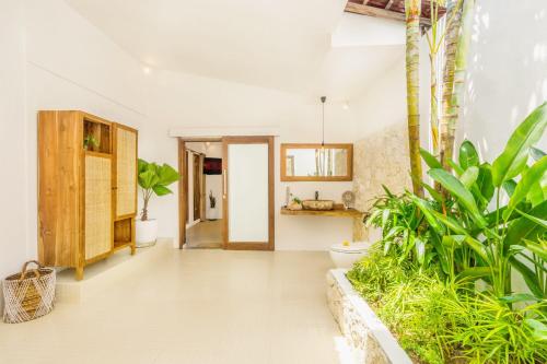 Villa Tokyo - 3 BDR Private Villa - 3 min walk to KU DE TA beach - image 2