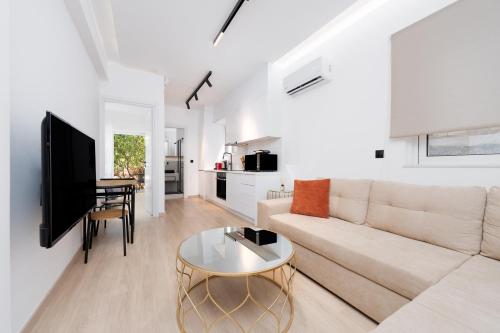 Stylish Apartment in Athens Riviera with Outdoor Patio, Atene