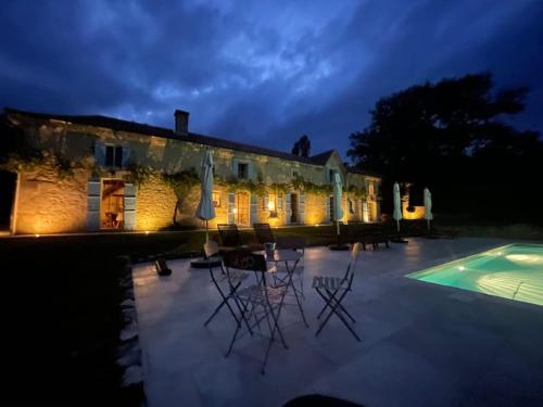 Très jolie propriété avec vue et piscine chauffée gîte à louer Saint-Martin-de-Fressengeas