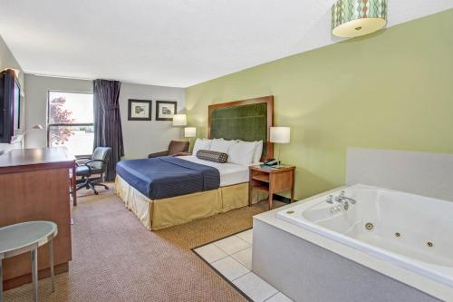 Days Inn by Wyndham Great Lakes - N. Chicago