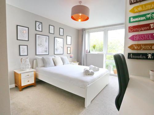 Sunny Apartment - 8 Mins Drive to Coop Arena - Pass the Keys, Manchester (photo 5)
