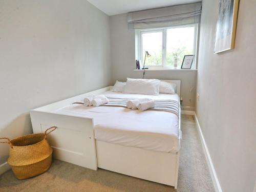 Sunny Apartment - 8 Mins Drive to Coop Arena - Pass the Keys, Manchester (photo 10)