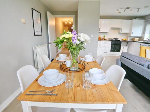 Sunny Apartment - 8 Mins Drive to Coop Arena - Pass the Keys, Manchester (photo 3)