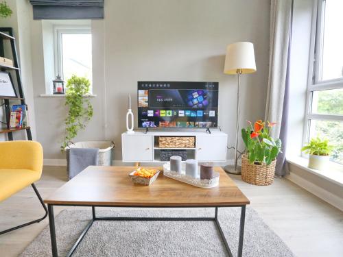 Sunny Apartment - 8 Mins Drive to Coop Arena - Pass the Keys, Manchester (photo 4)