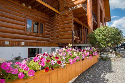 Viesnīcas āriene, Northern Rockies Lodge in Muncho Lake (BC)