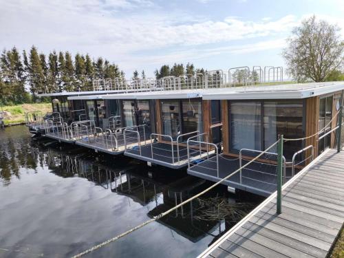 Svencele Boats namas-laivas reikalingos laivavedžio teisės (Svencele Boats namas-laivas reikalingos laivavedzio teises) in Priekule