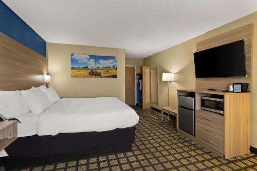 Baymont by Wyndham Normal Bloomington - image 9