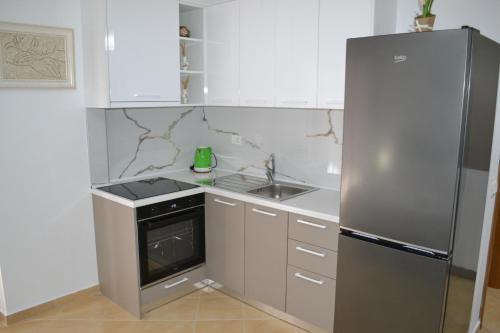 Sunny Studio Apartment Beach distance Free Parking - image 3