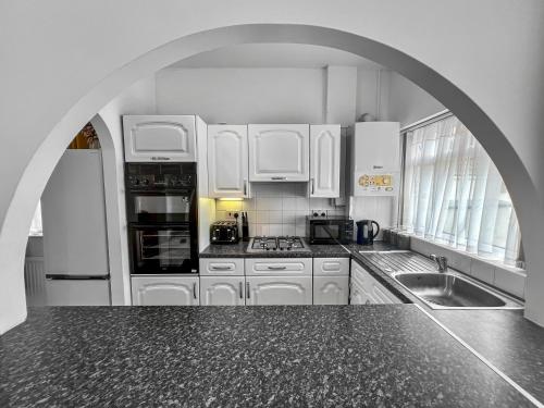 keuken, Stylish House Near Hospital with Free Parking in Hartshill