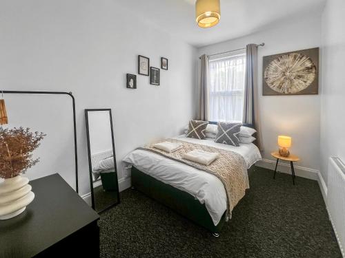 Stylish House Near Hospital with Free Parking in Hartshill