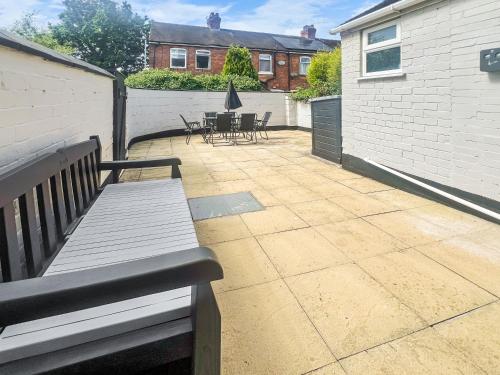 tuin, Stylish House Near Hospital with Free Parking in Hartshill