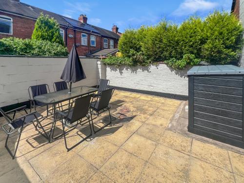 tuin, Stylish House Near Hospital with Free Parking in Hartshill