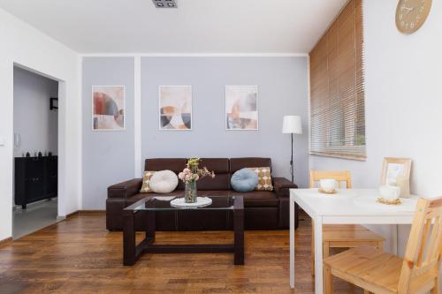 Stylowy Apartament z oddzielną sypialnią niedaleko centrum Chorzowa by Renters - Apartment - Chorzów