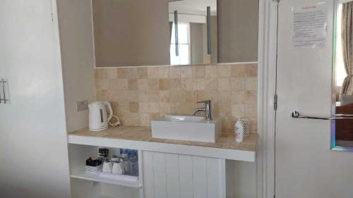 Quadruple Room with Private Bathroom image 4