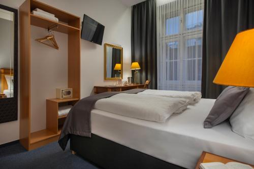 Prague Season Hotel – Prague, NY