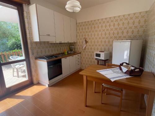 virtuve, Casa Rossa al Lago - Apt Terrazza in Spinone Al Lago